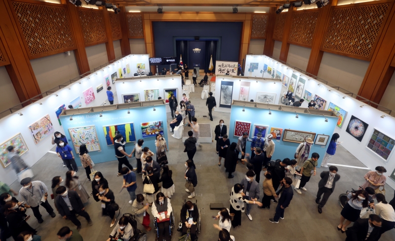青瓦台の春秋館で開かれた障害芸術家特別展「国民の中へ調和の中へ」で作品を見る観覧客＝昨年、昨年ソウル鍾路区、コリアネットDB