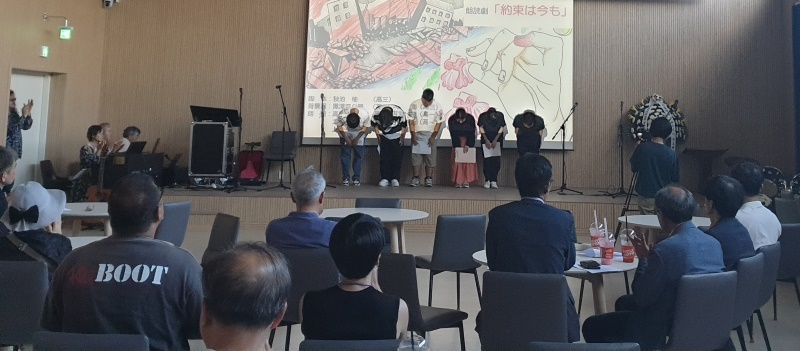 日本から来た6人の生徒たちが「記憶と平和のための1923歴史館」で、関東大震災と朝鮮人虐殺に関する朗読劇の講演後に挨拶をしている。＝８月２５日、忠清南道・天安市