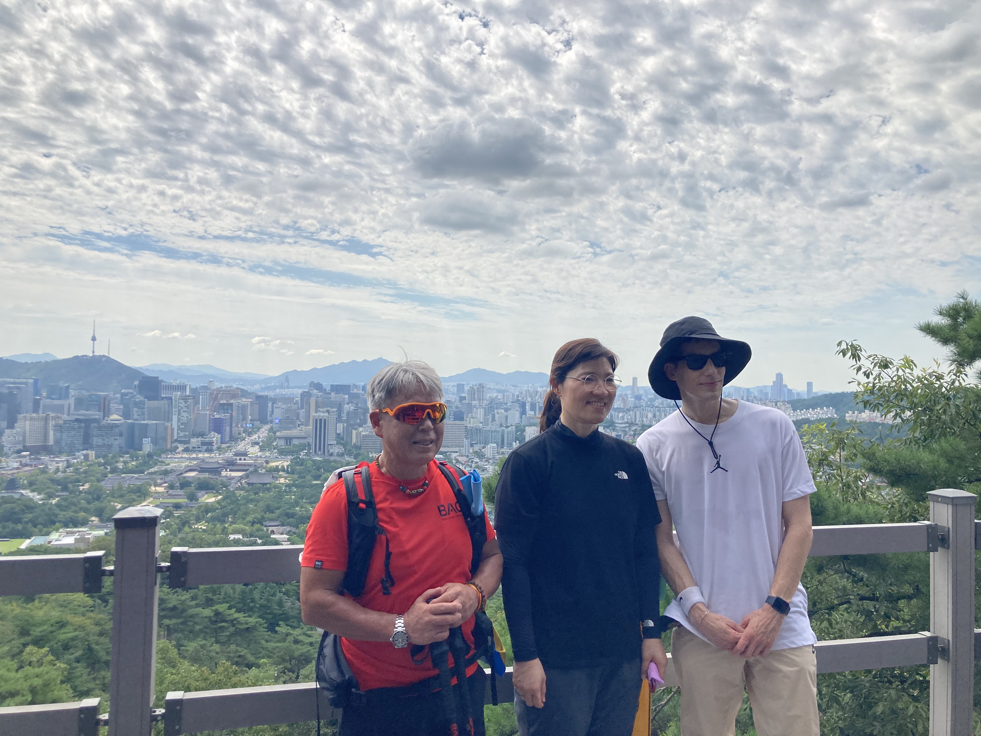 青瓦台展望台で記念撮影を行う参加者たち。（左から）オム・ホンギル氏、張第２次官、パビアン・ユン氏＝５日、ソウル、シャルル・オデゥアン撮影