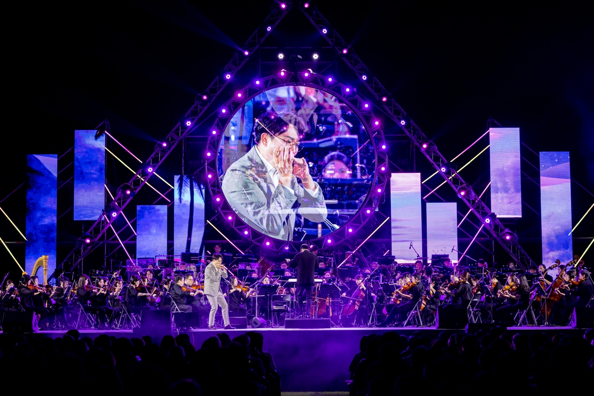 ▲演奏するハーモニカ演奏者パク・ジョンソン氏＝９日、ソウル