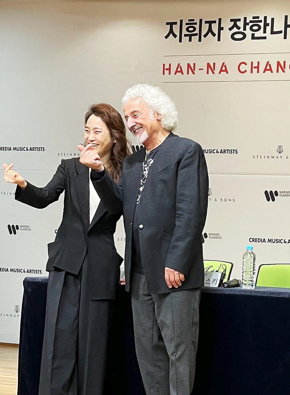 記者会見の前に記念撮影をするハンナ・チャン（左）ミッシャ・マイスキー＝１５日、ソウル