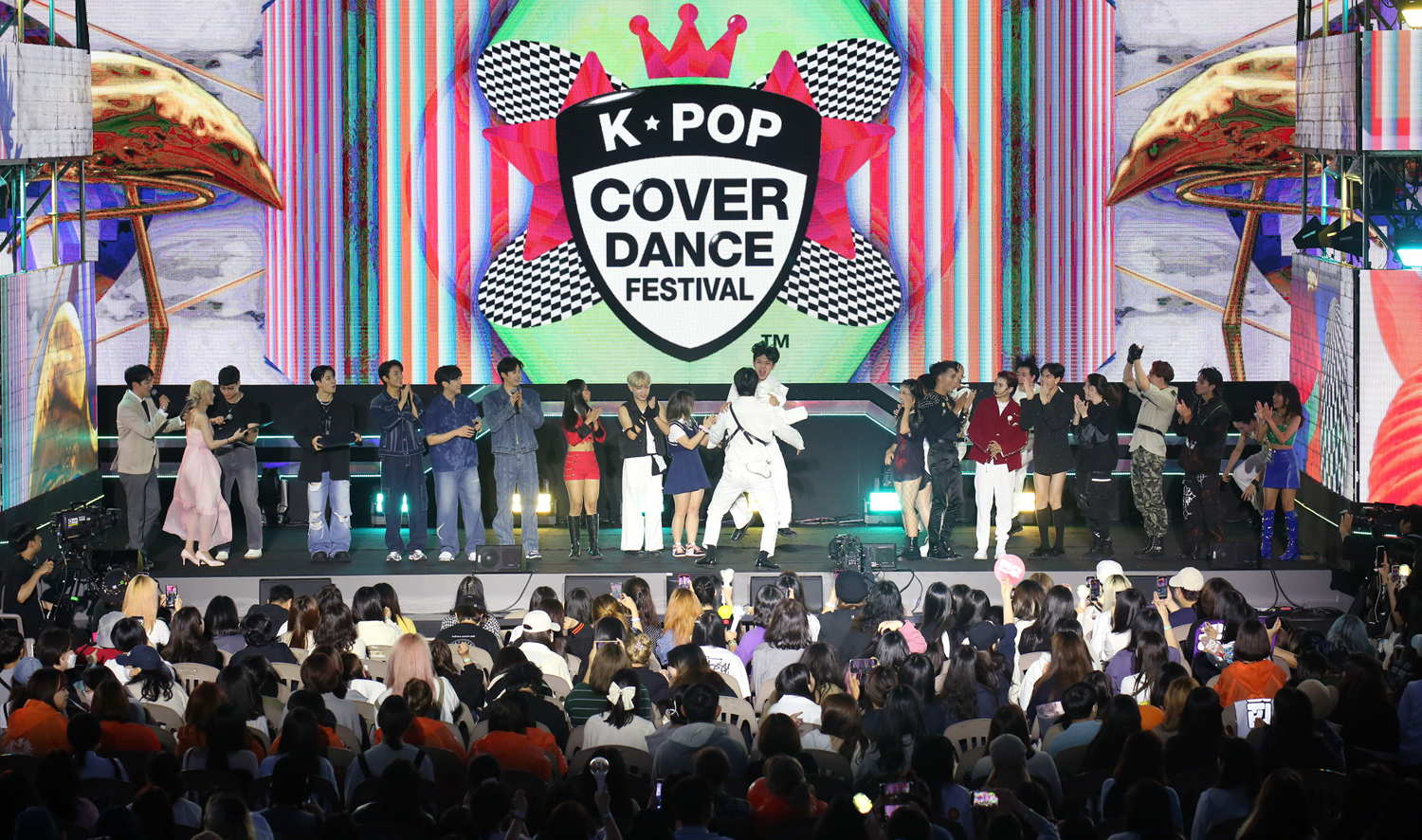  「Ｋ－ＰＯＰカバーダンス・フェスティバル・ワールド・ファイナル」で優勝者の発表をしている様子＝２３日、ソウル・龍山区、ソウル市