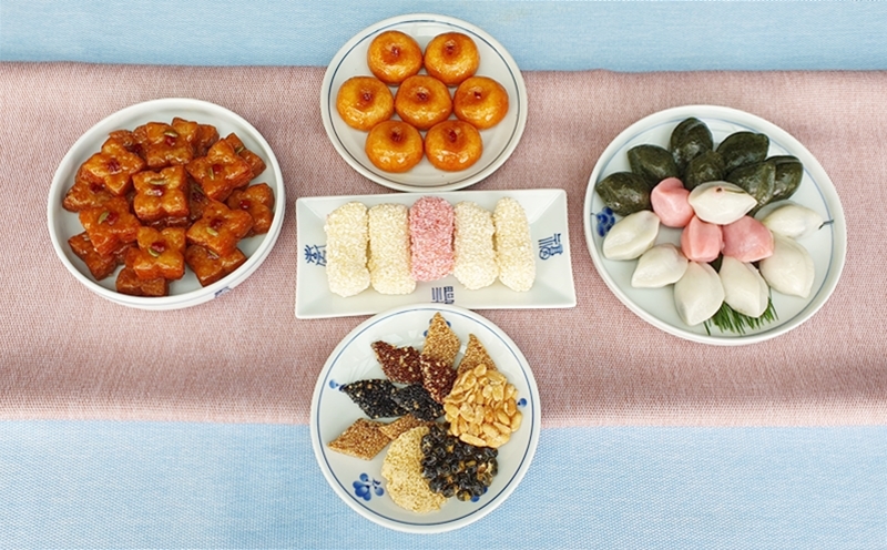 左から時計回りに、モ薬菓、開城ウメギ、ソンピョン、カンジョン。真ん中は油菓＝イ・ギョンミ撮影