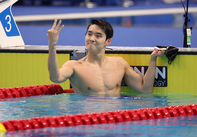 第１９回杭州アジア大会で「3冠王」の意味で、３本の指を上げるキム・ウミン選手＝9月29日（現地時間）、中国・杭州、聯合ニュース