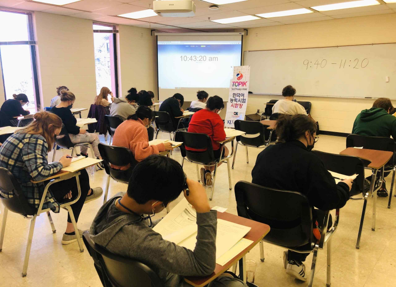昨年４月９日、米カンザス州のカンザス大学で韓国語能力試験が行われている様子＝シカゴ韓国教育院