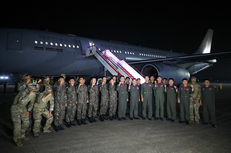 ソウル空港に到着した大韓民国空軍将兵たちが、多目的空中給油輸送機ＫＣ－３３０「シグナス」の前で記念撮影を行う様子。この日、イスラエルに滞在していた韓国人１６３人、日本人５１人、シンガポール人６人の計２２０人が軍輸送機で韓国に到着した＝１４日、京畿道・城南市、国防日報、ハン・ジェホ