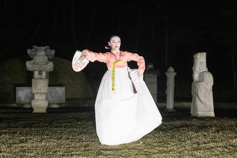 禧嬪張氏の人生を描いた伝統舞踊公演＝１７日、京畿道・高陽