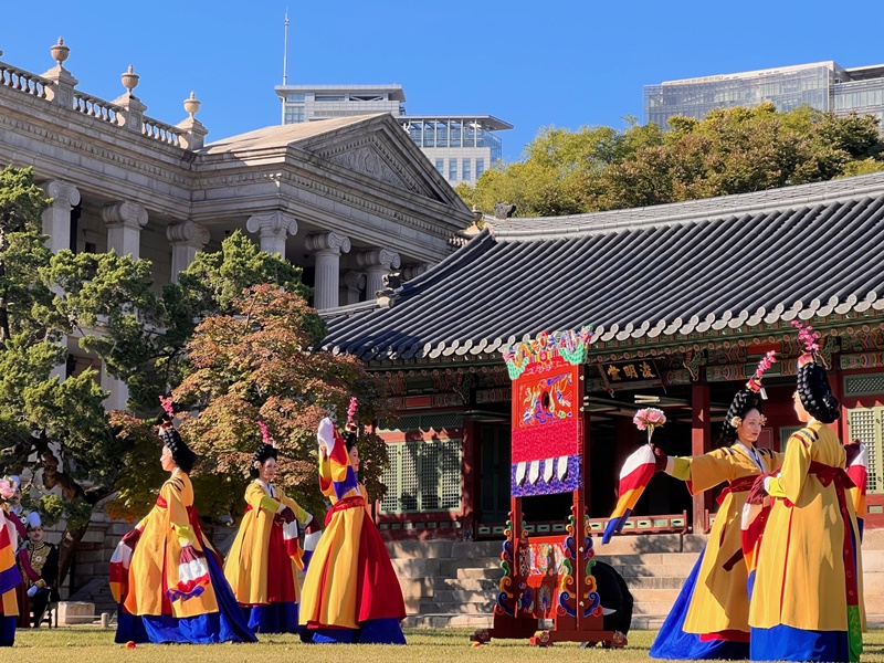 韓国の伝統舞踊「抛毬楽」＝２０日、ソウル