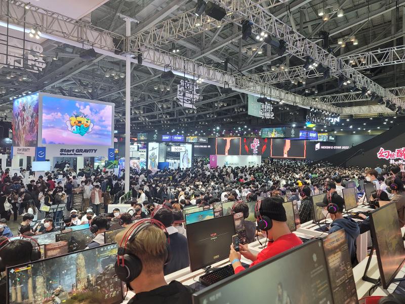 参加者でにぎわう「ジースター２０２２」が開かれたＢＥＸＣＯの第１展示場・ネットマーブル館＝２０２２年１１月１７日、釜山・海雲台（ヘウンデ）区、 ユ・ヨンギョン 