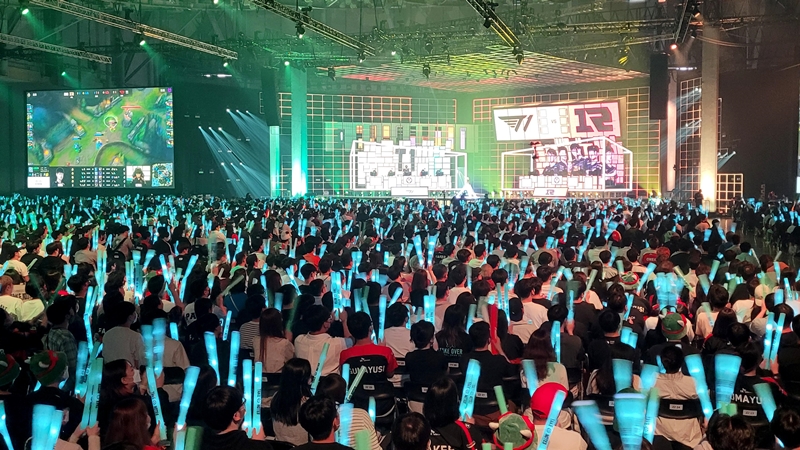 「リーグ・オブ・レジェンド」の「ＭＳＩ２０２２」決勝戦で４０００人余りが試合を観覧する様子＝２０２２年５月２９日、釜山・海雲台区聯合ニュース