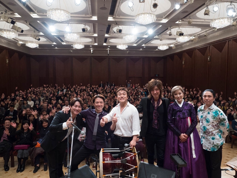 「新韓楽×トライソニク」公演を終えて記念撮影を行うミン・ヨンチ氏（左から３番目）＝２０１５年１２月２日、日本・東京、ミン・ヨンチ 