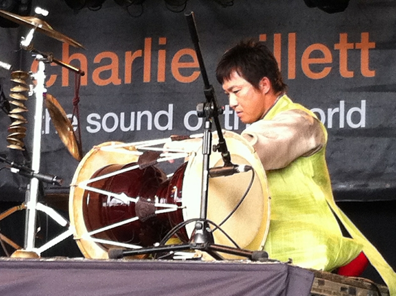 「ＷＯＭＡＤ（ワールド・オブ・ミュージック＆ダンス）」でチャングを演奏しているミン・ヨンチ氏＝２０１２年３月、ニュージーランド・ニュープリマス、ミン・ヨンチ