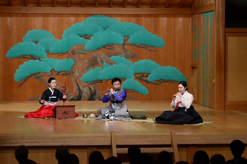 国立能楽堂で開かれた「忘恨歌」の公演でテグムを演奏しているミン・ヨンチ氏（中央）＝２０１９年４月２０日、日本・東京、ミン・ヨンチ