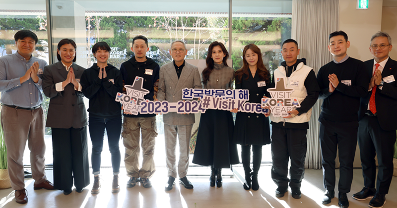 観光戦略懇談会に参加した関係者らと記念撮影を行う文化体育観光部の柳長官（左から５番目）＝１３日、ソウル