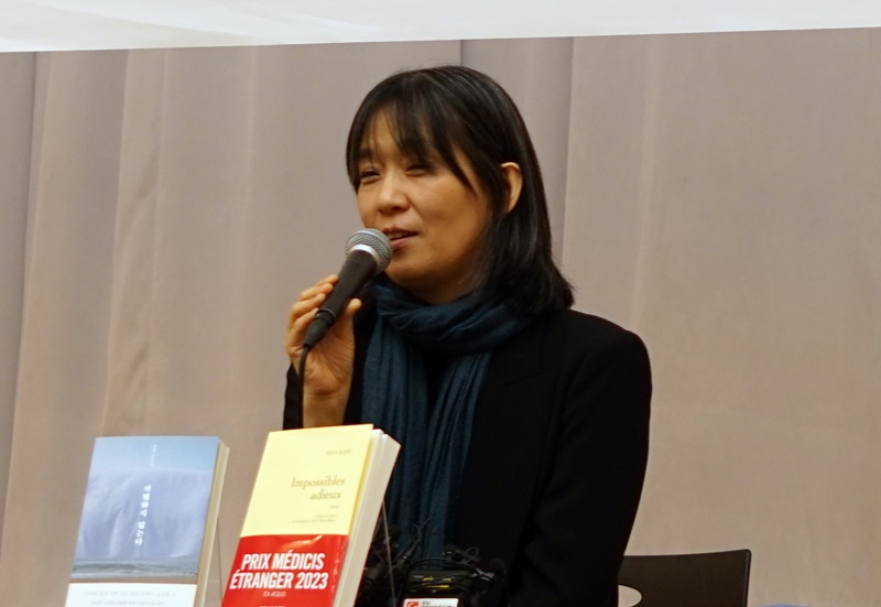 会見に臨む小説家ハン・サンさん＝１４日、ソウル、文学トンネ