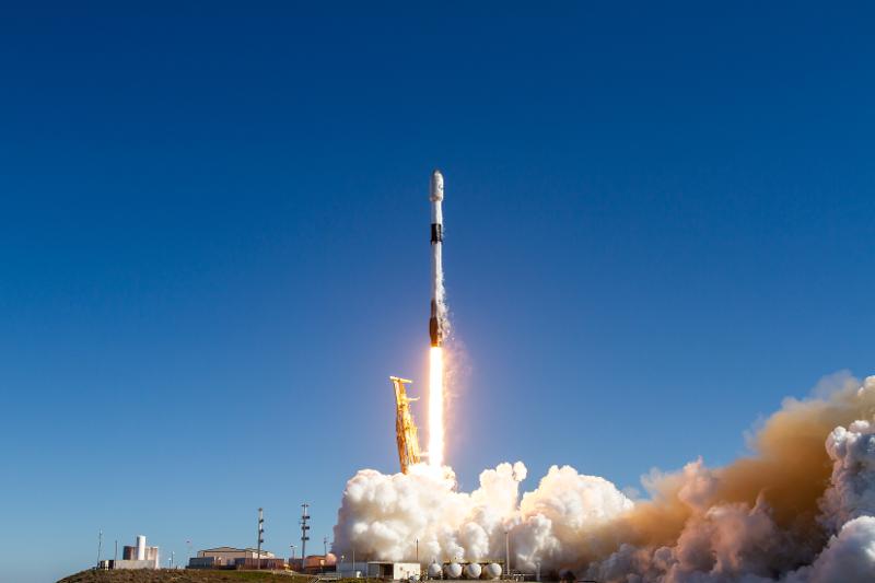 韓国軍初の偵察衛星を搭載した米スペースＸ社の宇宙発射体「ファルコン９」が、バンデンバーグ宇宙軍基地から打ち上げられた＝１日（現地時間）、米・カリフォルニア、スペースＸ