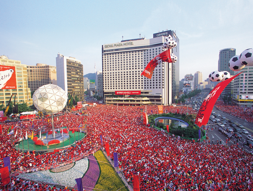 Koreans supporting the national team in front of Seoul City Hall during the 2002 FIFA World Cup Korea/Japan (17th FIFA World Cup). Many foreigners said that they were deeply impressed by the fans’ enthusiasm and unity. Still, the Red Devils continue to cheer for the national team in major tournaments.