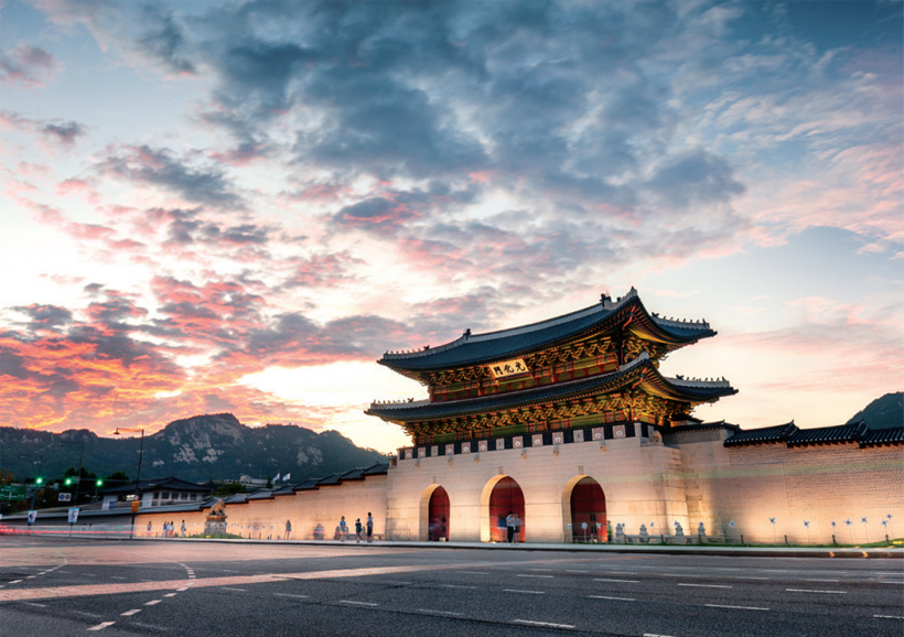 The Moonlight Tour at Gyeongbokgung Palace is one of the most popular tour programs in Korea.