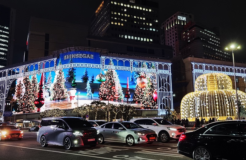 ▲ ソウル・中区（チュング）の新世界（シンセゲ）デパート本店では、３７５万個のＬＥＤチップを使い、歴代最大規模のメディア・ファサードが繰り広げられる。ちびっ子兵ややトナカイなどクリスマスのシンボルであるキャラクターたちが登場する映像が建物の外壁を飾る。メディア・ファサードは来年１月３１日まで＝アフメットジャノバ・アイスル