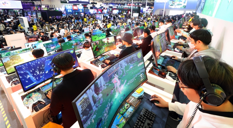 昨年、韓国のゲームがブラジル、インド、サウジアラビアなど新興市場で人気を集めていることが 分かった。写真はＢＥＸＣＯで開かれた「Ｇ－Ｓｔａｒ２０２３」でゲームを楽しむ観覧客の様子＝ ２０２３年１１月、釜山・海雲台区、聯合ニュース