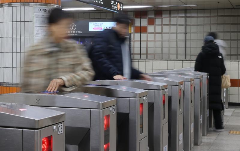 ソウル市が２７日からサービスを開始する公共交通機関乗り放題の定期券、「気候同行カード」。カードの発売は２３日から＝聯合ニュース