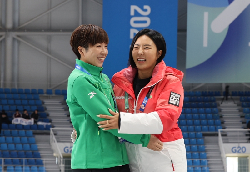 ２０２４年江原冬季ユース五輪の共同組織委員長を務めるイ・サンファと、２０１８年の平昌冬季オリンピック・スピードスケート女子５００メートルの金メダリストである日本の小平奈緒が２２日、江原道・江陵のスピードスケート場で再会した。