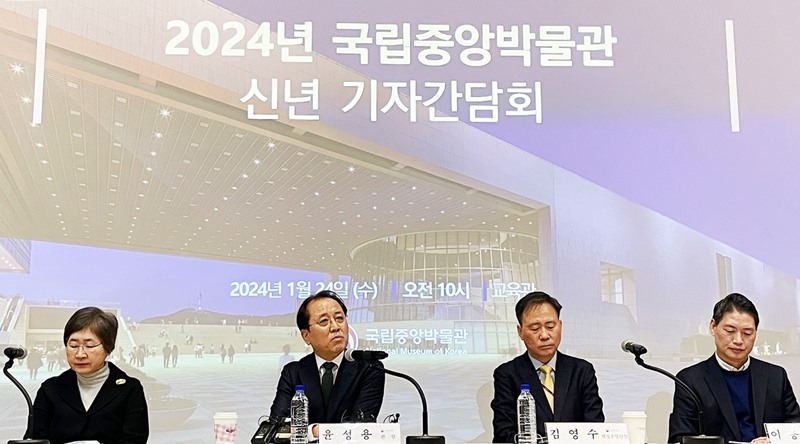 国立中央博物館で開かれた２０２４年新年記者懇談会で、今年の主な業務計画について発表する国立中央博物館の尹館長＝２４日、ソウル・龍山区、ソ・エヨン