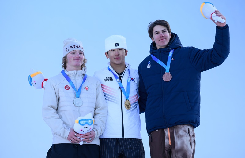 ウェリーヒリーパーク・スキーリゾートで行われた２０２４江原冬季ユース五輪、スノーボード男子スロープスタイル決勝で、イ·・チェウン（中央）が金メダルを獲得した。写真は、銀メダリストのエリ・ブシャド（カナダ、左）、銅メダリストのロマン・アルモン（フランス）と記念撮影を行うイ・チェウン＝今月２５日、江原道・横城郡、オリンピック・インフォメーションサービス（ＯＩＳ）／ＩＯＣ