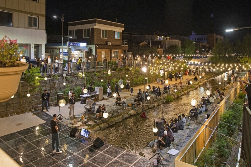 ２０２４年「夜間観光特化都市」に忠清南道・公州市が選定された。写真は、昨年９月８日から１０月１８日まで公州・済民川で開かれた「２０２３公州文化財夜行」でバスキングを楽しむ観光客の様子。