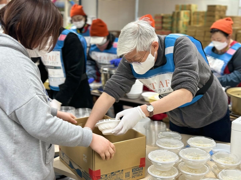 炊き出しを行う尹大使＝２０日、石川県・七尾市