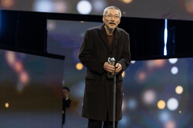 ホン・サンス監督が、ドイツ・ベルリンのベルリナーレ・パラストで開かれた第７４回ベルリン国際映画祭授賞式で、新作「旅行者のニーズ」で審査委員大賞（銀熊賞）を受賞した。写真は、受賞コメントを述べるホン監督＝２４日（現地時間）ドイツ・ベルリン、ベルリン国際映画祭公式ホームページ