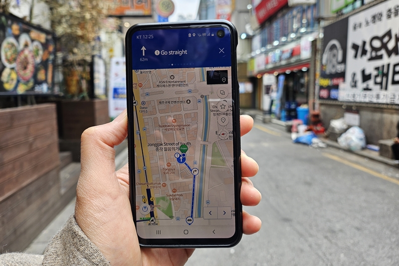 「ネイバー地図」アプリでルートを検索する様子＝５日、ソウル、コ・ウンハ撮影