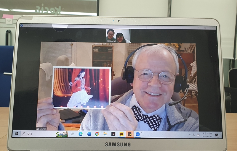 KOREA.netのオフィスで行われたオンラインインタビューで、ＩＵの写真を見せてくれるジェブ・ラテット氏＝４日、ソウル、イ・ギョンミ撮影