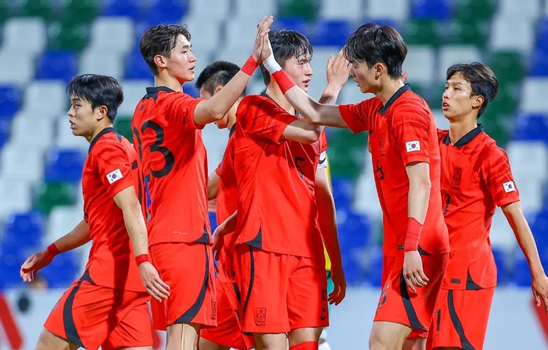 サウジアラビアで開かれた西アジアサッカー連盟（ＷＡＦＦ）チャンピオンシップの決勝戦に臨む韓国代表選手ら＝西アジアサッカー連盟フェイスブック