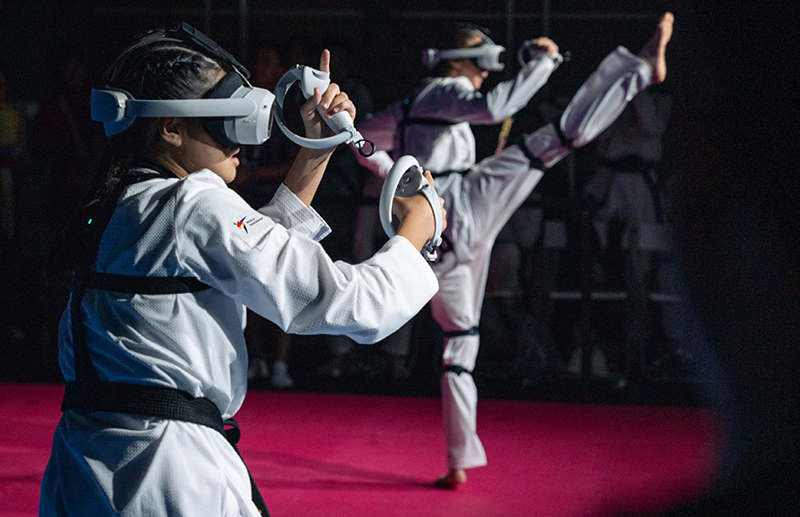 オリンピックｅスポーツシリーズで、仮想テコンドー競技が行われた。写真は、テコンドー選手たちが、ゲームを基盤にした仮想テコンドー競技をする姿＝２０２２年６月