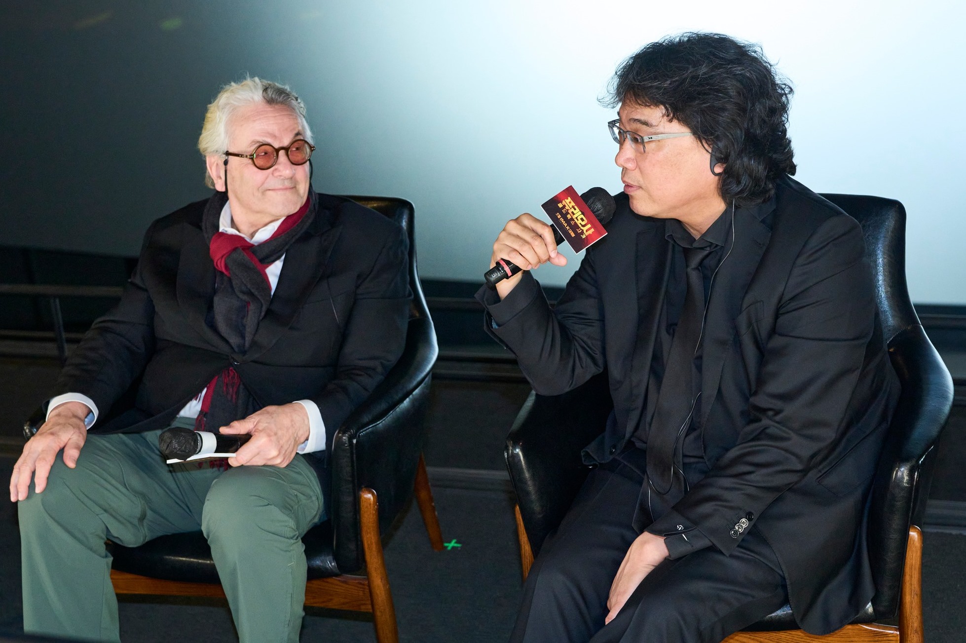 ジョージ・ミラー監督（左）とポン・ジュノ監督がＣＧＶ龍山アイパークモールで開かれた映画「フュリオサ」の「観客と対話」で、お互いの映画について話し合う様子＝１４日、ソウル・龍山区