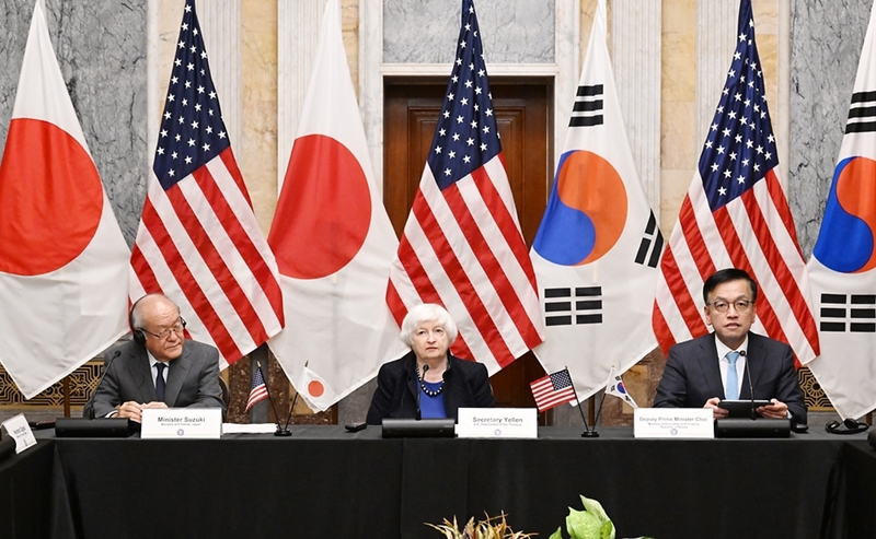 （左から）鈴木俊一財務相、イエレン米財務長官、崔相穆経済副総理兼企画財政部長官＝１７日、米ワシントン、企画財政部