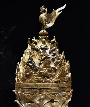 百済金銅大香炉には、想像の中の動物と様々な人物が一緒に登場する。百済金銅大香の上部にある鳳凰は、「想像の鳥」として「安寧」を意味する＝チェ・ジヌ