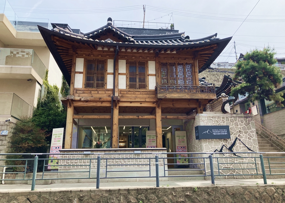 ▲ 서울 종로구 삼청동에 위치한 '서울 도심 등산관광센터 북악산점'은 지난 18일 개관했다. 샤를 오두앙 기자 caudouin@korea.kr