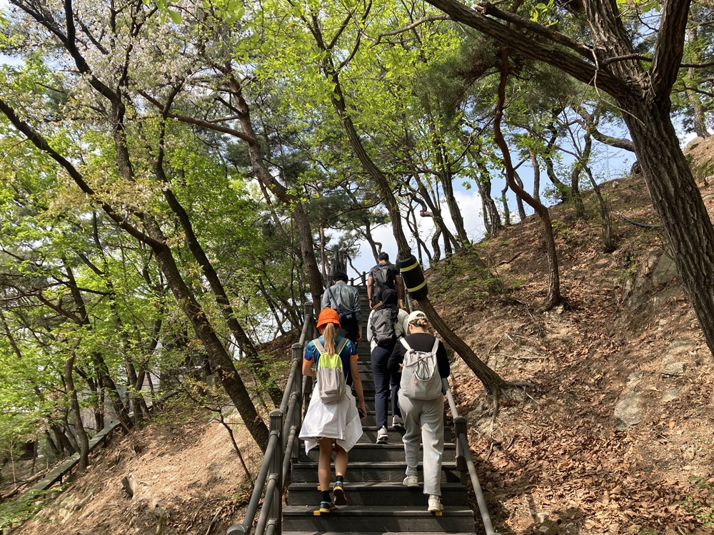 「ソウル都心登山観光センター北岳山」が運営する今年初の体験プログラム。写真は、参加者たちが北岳山の階段を上る様子＝１２日、ソウル、シャルル・オドゥアン