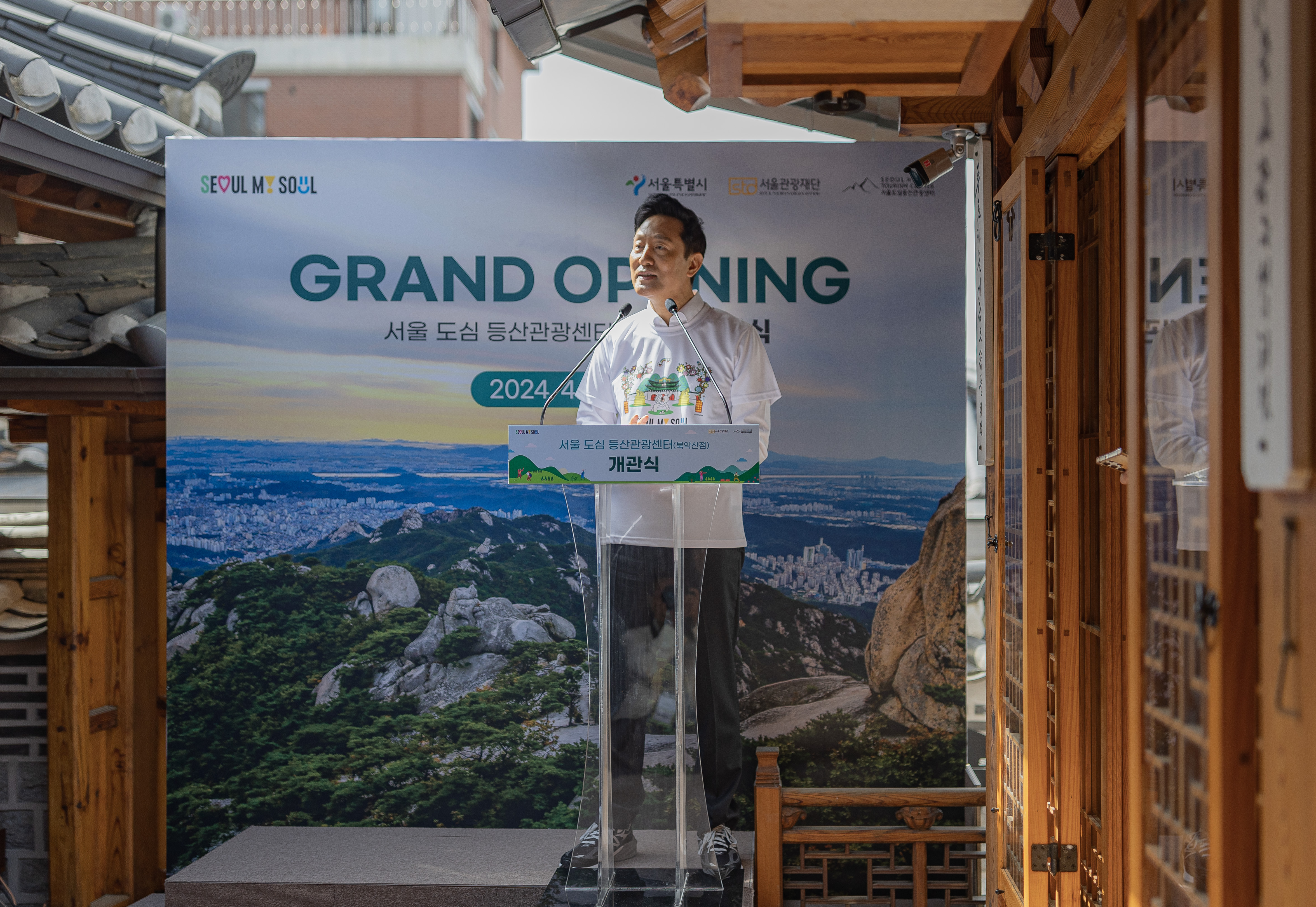 ソウル都心登山観光センター北岳山店の開館式で歓迎の挨拶をするオ・セフンソウル市長＝１８日、ソウル、ソウル観光財団 