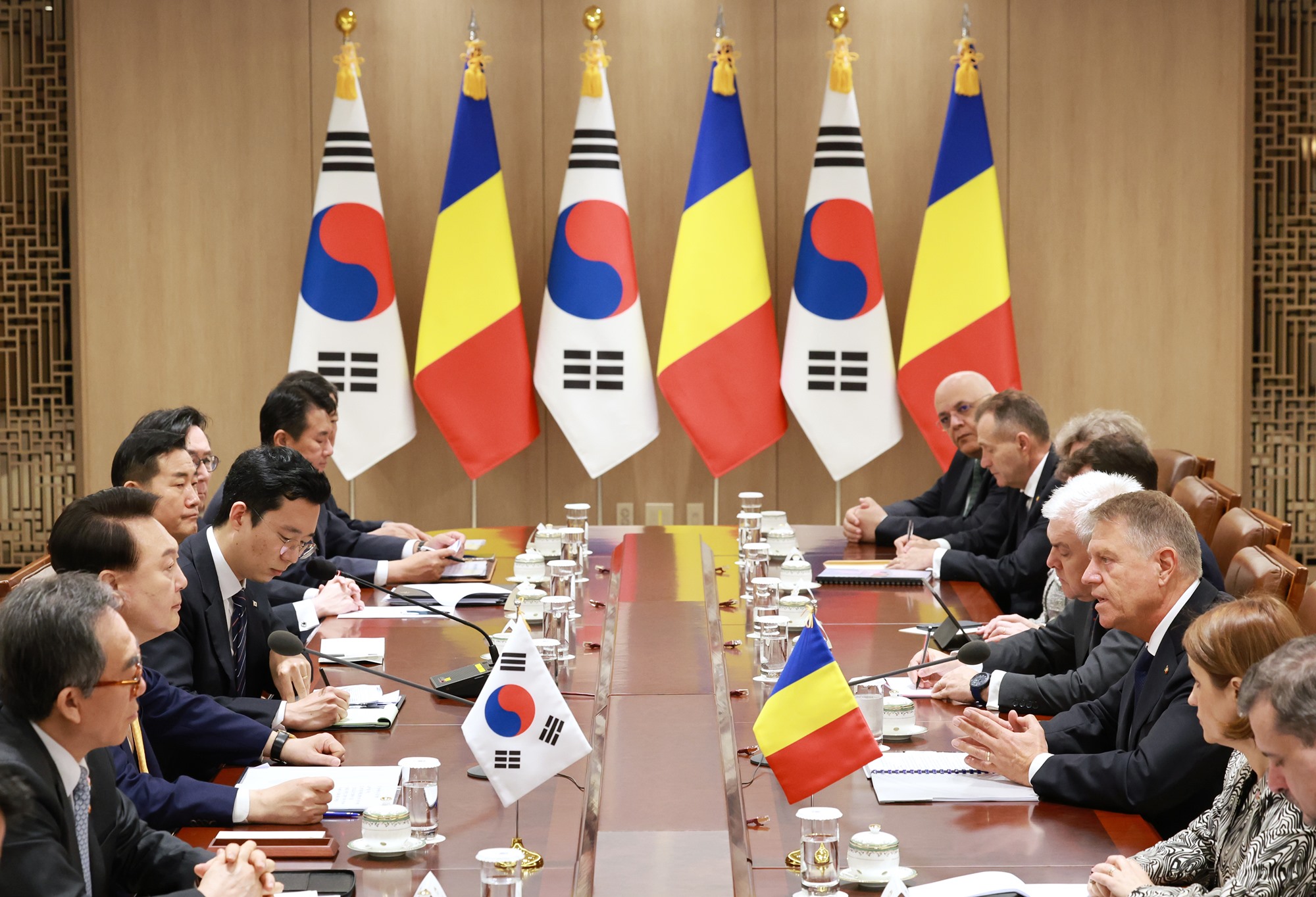 首脳会談を行う尹大統領（左から２番目）とルーマニアのヨハニス大統領＝２３日、ソウル、聯合ニュース