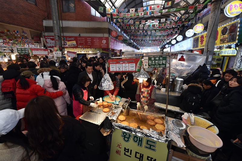 文化体育観光部が韓国観光公社と共に日本の「ゴールデンウィーク」に韓国を訪問する日本人観光客に満足できる観光サービスを提供するために、ソウル主要観光地の観光需要態勢を点検することを明らかにした。写真は、ソウル・鍾路区にある広蔵市場の様子＝聯合ニュース