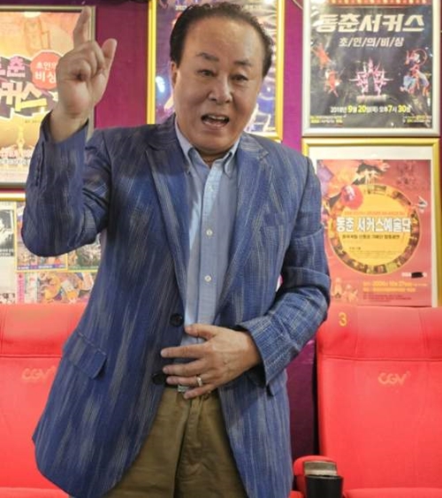 １９２５年に創立され、９９年の伝統を誇る「東春サーカス団」。その長い年月の間、数多くの厳しさを乗り越えながらサーカス団を守り抜いてきたパク・セファン団長。