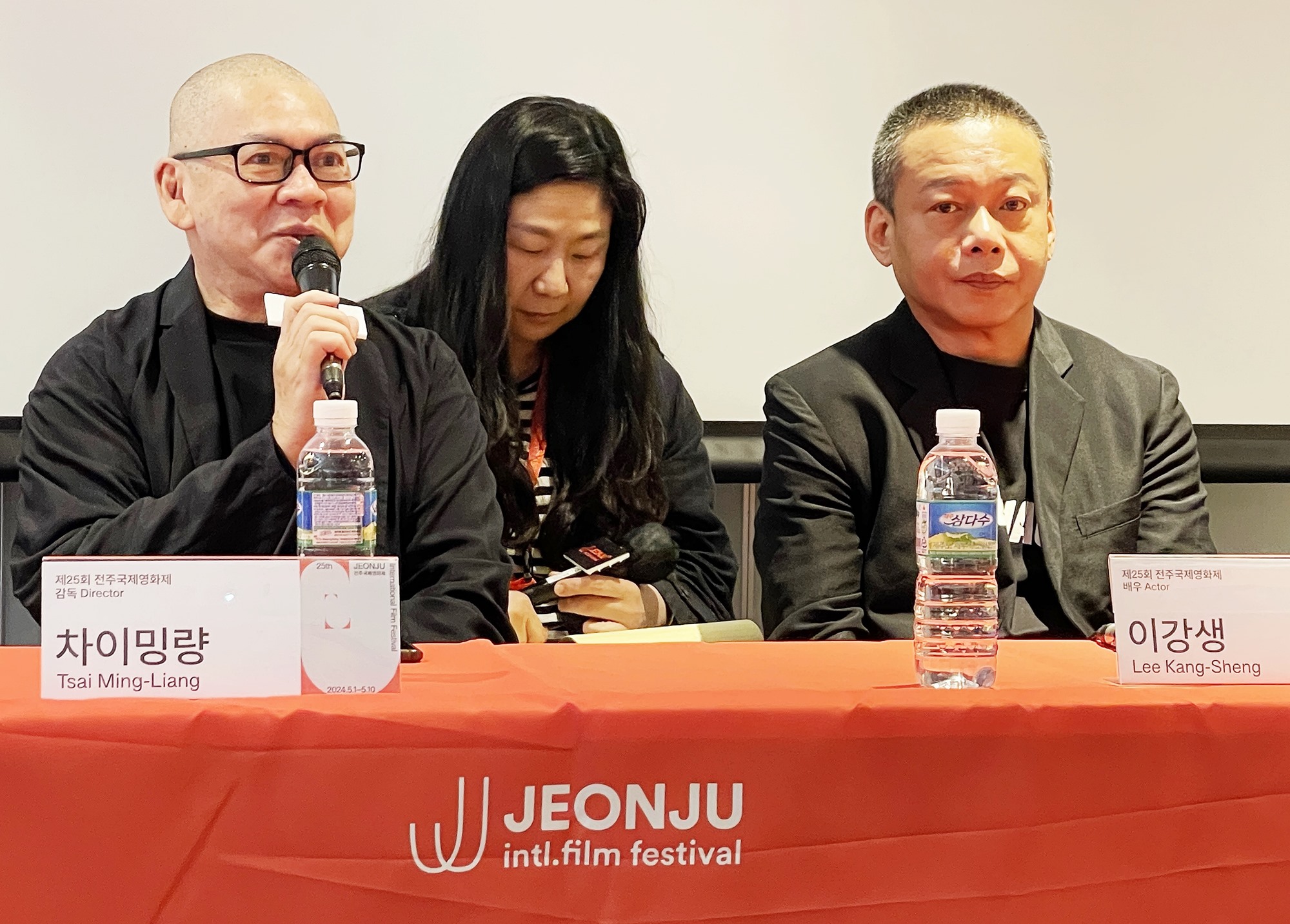 第２５回全州国際映画祭「行者連作」の特別展の記者会見が開かれた。写真は、記者たちの質問に答える台湾の蔡明亮監督（左）＝３日、全羅北道・全州市・完山区