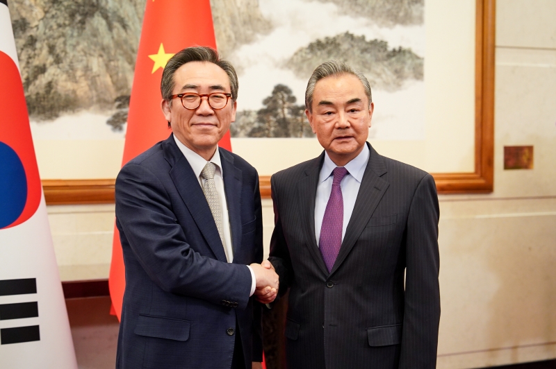 韓中外相会談に先立ち、記念撮影を行う趙泰烈外交部長官（左）と王毅中国共産党中央政治局委員兼外交部長＝１３日午後、中国・北京