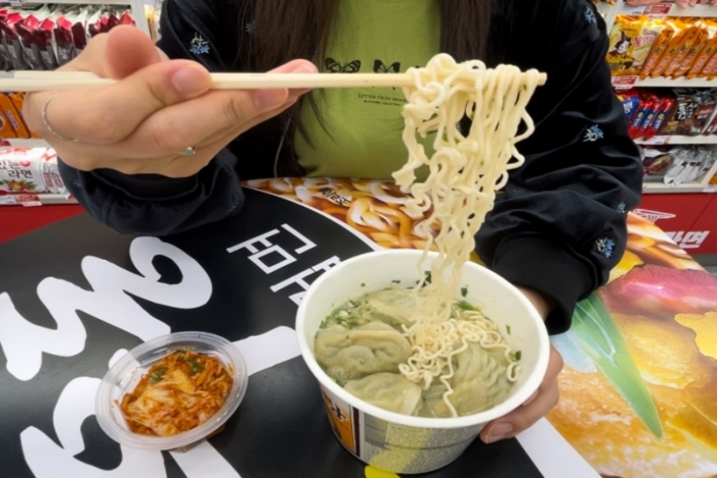 キムチを添えたコムタン餃子ラーメン