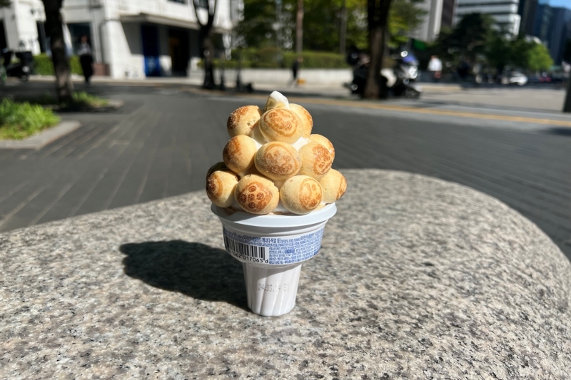 バニラアイスクリームとチョコレート菓子の組み合わせ