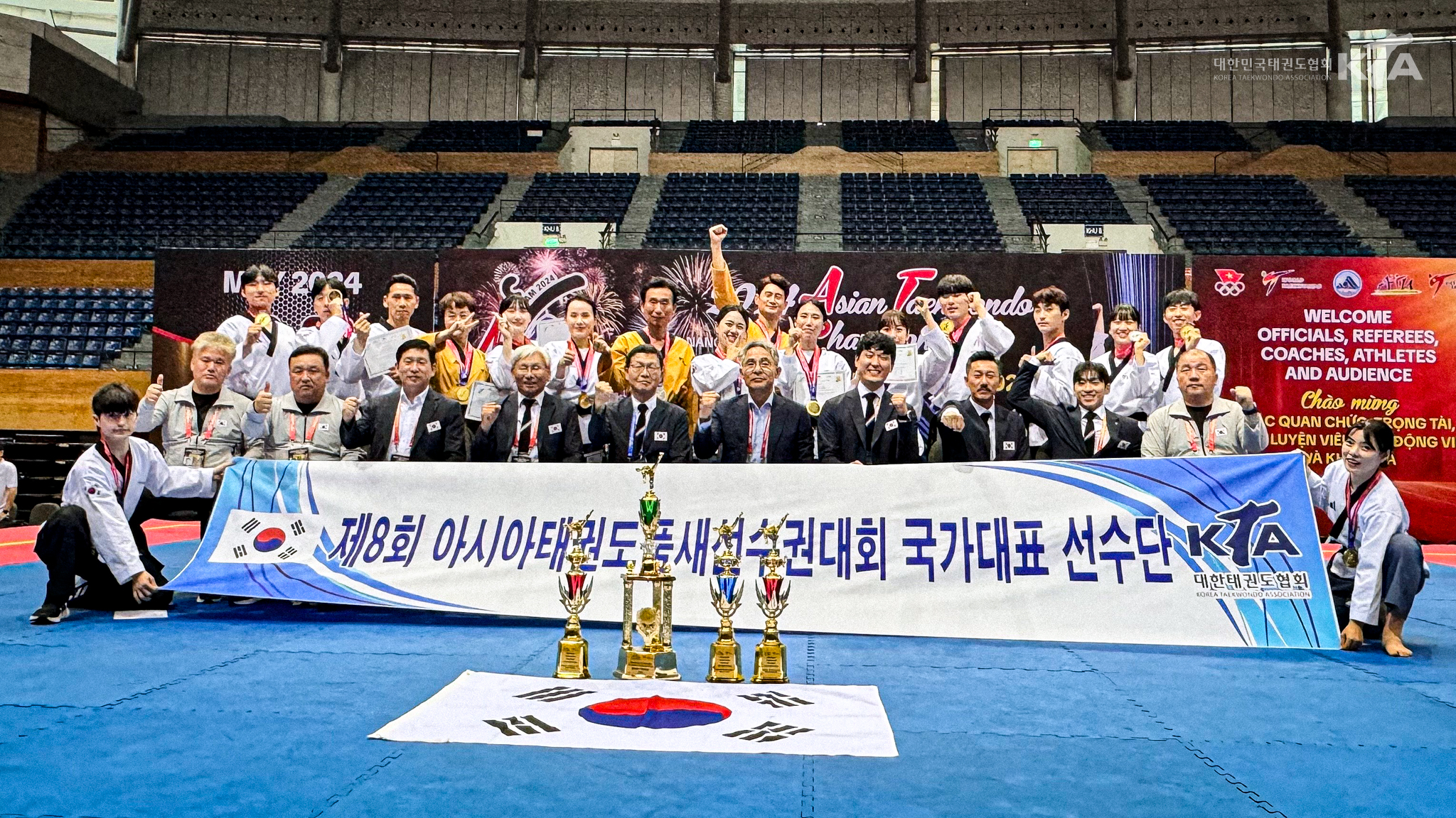 韓国テコンドー代表チームが１４～１５日、ベトナムのダナンで開かれた第８回アジアプムセ選手権大会で、金メダルを9個獲得し優勝した。写真は、韓国テコンドー国家代表選手団＝大韓テコンドー協会