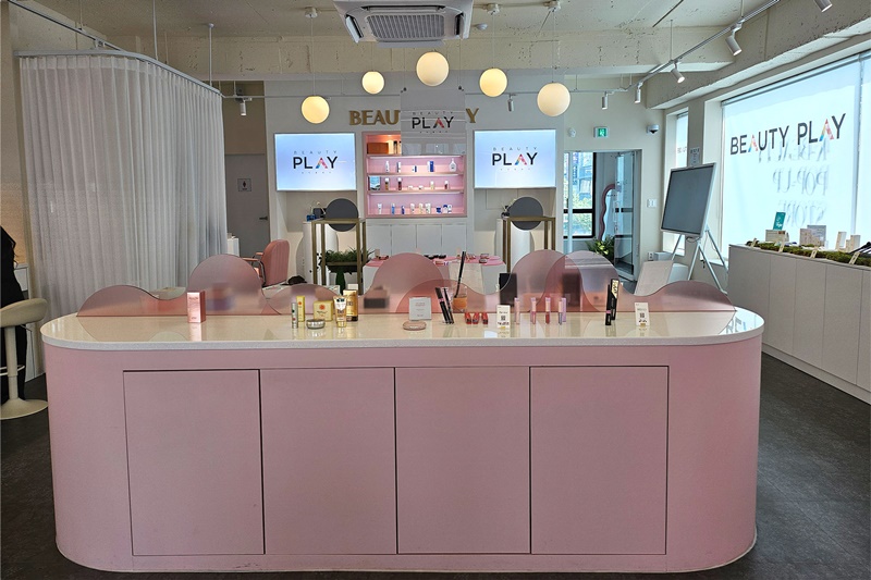 「ＢＥＡＵＴＹ　ＰＬＡＹ」弘大店、２階の様子＝９日、ソウル